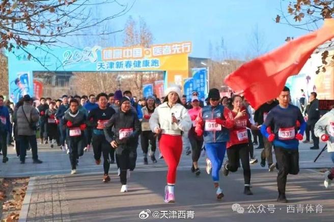 反而表现出